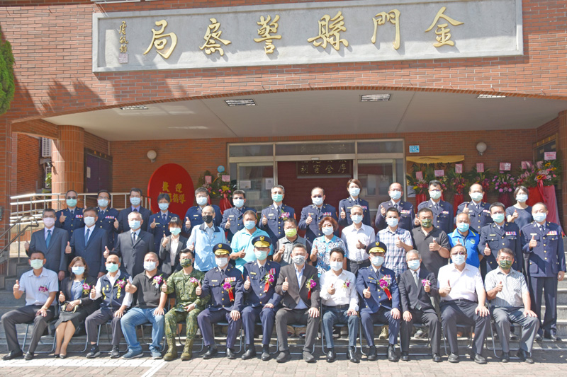 金門縣警察局卸、新任局長交接典禮後,參與的貴賓並與警察局新任局長、副局長與主管於大門前合照。(莊煥寧攝)