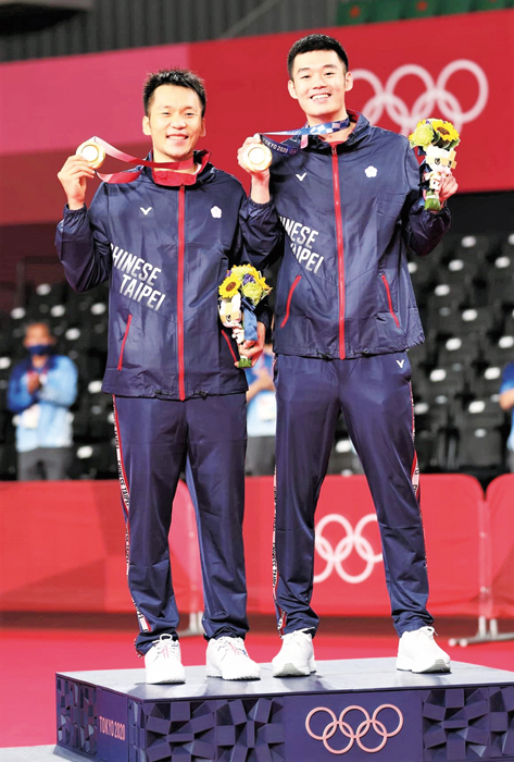 李洋與王齊麟搭檔勇奪今年東京奧運羽球雙打金牌。（翻攝電視畫面）