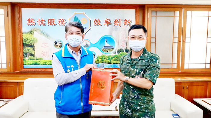 新任金防部指揮官陳忠文中將拜會金湖鎮長陳文顧。(金湖鎮公所提供)