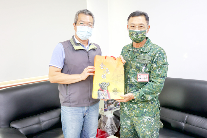 金防部指揮官陳忠文中將,日前前往金沙鎮公所拜會鎮長吳有家,雙方就各項地方事務交換意見,也期許在既有之基礎上,維持良好互動。(金沙鎮公所提供)