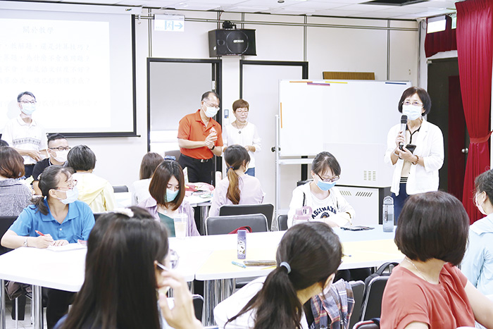 9月1日開學在即,教育處昨起連兩天在國中小教師全縣備課日開辦21場次增能研習,教育處代理處長黃雅芬前往研習場地向教師們加油打氣。(縣府教育處提供)