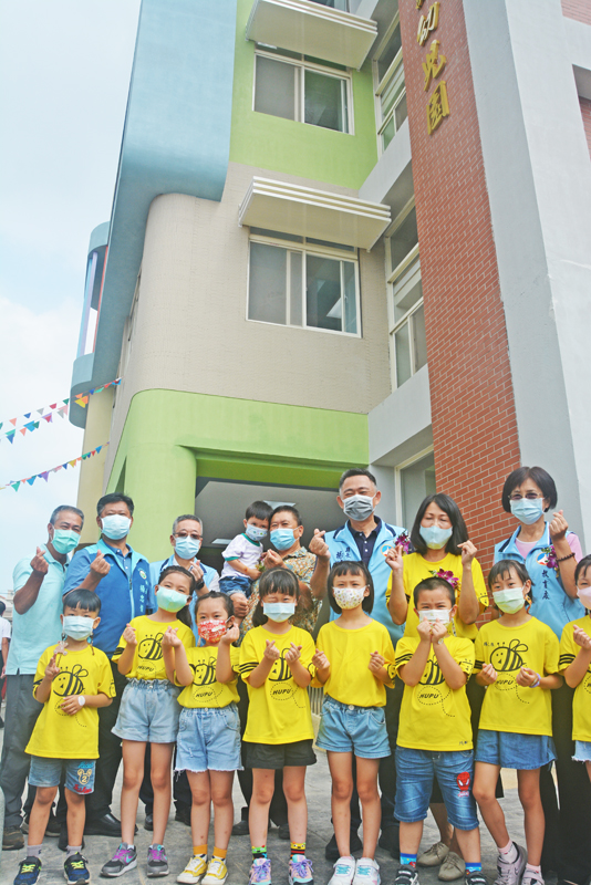 湖埔國小幼兒園大樓啟用,楊縣長等來賓和師生歡喜合影。(高凡淳攝)