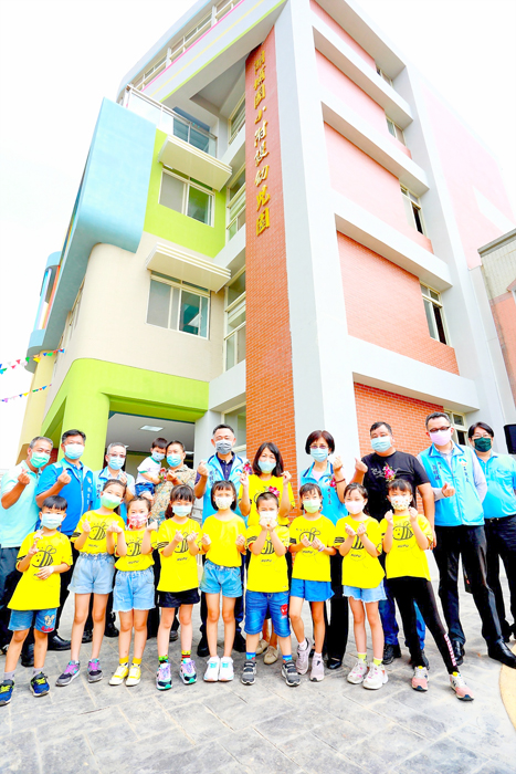 縣長楊鎮浯主持湖埔國小附設幼兒園教學大樓落成啟用典禮:楊縣長等來賓歡喜和師生合影。(高凡淳攝)