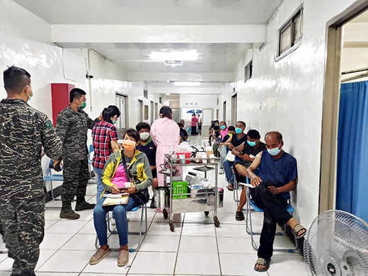 金門縣衛生局長李錫鑫26日率領衛生局同仁親赴烏坵鄉為島上居民施打AZ疫苗，本次疫苗接種共計44人。（衛生局提供）