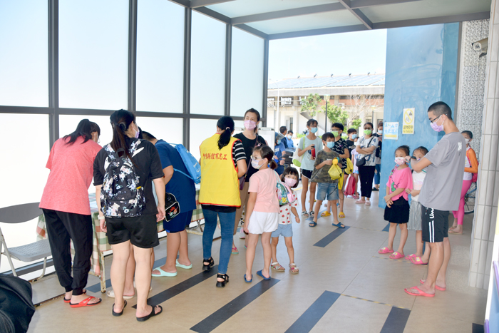 新住民學習中心將在縣立游泳池開辦親子水域游泳班，歡迎新住民家庭親子一同報名參加。（詹宗翰攝）