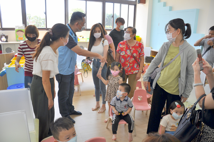 縣長楊鎮浯昨至金沙國小視察附幼開設2歲幼幼班並參與迎新活動。（楊水詠攝）
