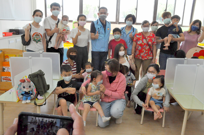 縣長楊鎮浯與2歲幼幼班新生及家長合影。（楊水詠攝）