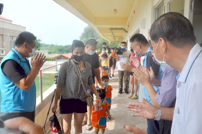 古城國小昨日上午舉辦2歲幼幼班迎新活動，內容精彩豐富，縣長楊鎮浯親臨現場祝賀，嘉許學校於110學年度開設2歲幼幼班。（李增汪攝）