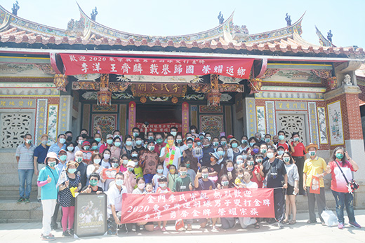 金門鄉親開心與「麟洋配」在李氏家廟前合影,分享奪金榮耀。(高凡淳攝)
