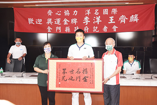 體育會理事長唐麗輝也致贈由地區書法名家唐敏達老師書寫的牌匾,表彰他們拚戰不懈,為國家爭取最高榮譽。(翁維智攝)