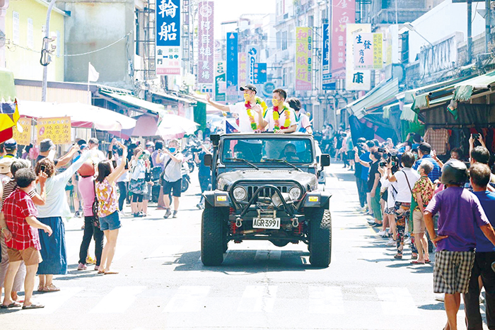 麟洋配搭乘吉普車，前往金城鎮市區，受到許多民眾熱情的歡呼。（高凡淳攝）