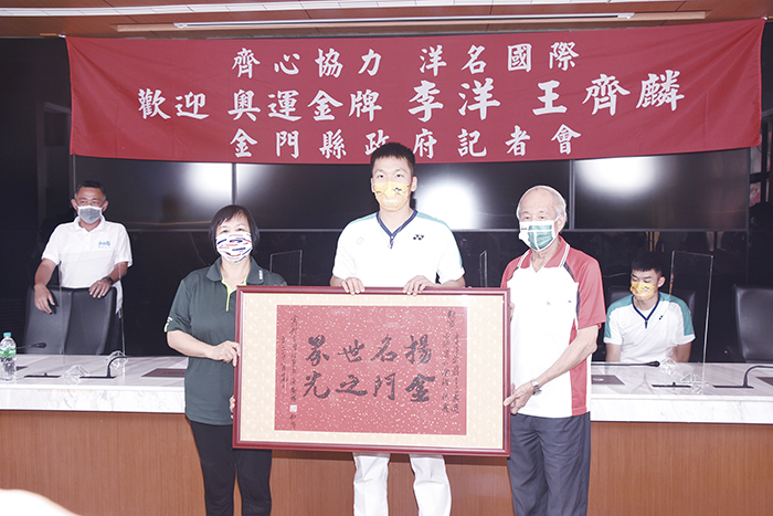 體育會理事長唐麗輝也致贈由地區書法名家唐敏達老師書寫的牌匾，表彰他們拚戰不懈，為國家爭取最高榮譽。（翁維智攝）