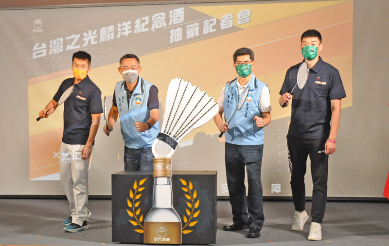 金門縣長楊鎮浯(左二)、金酒董事長黃怡凱(右二)與李洋(左一)及王齊麟(右一)共同按下抽籤啟動鈕後,用電腦亂數抽出36,000名幸運得獎者。(楊水詠攝)