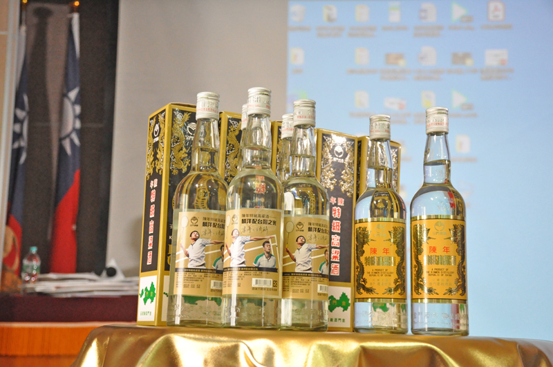 「麟洋紀念酒」抽中者每人限購1盒,每盒為新台幣3,600元,中籤名單可於今日下午17時起,至金門酒廠官方網站查詢。(楊水詠攝)