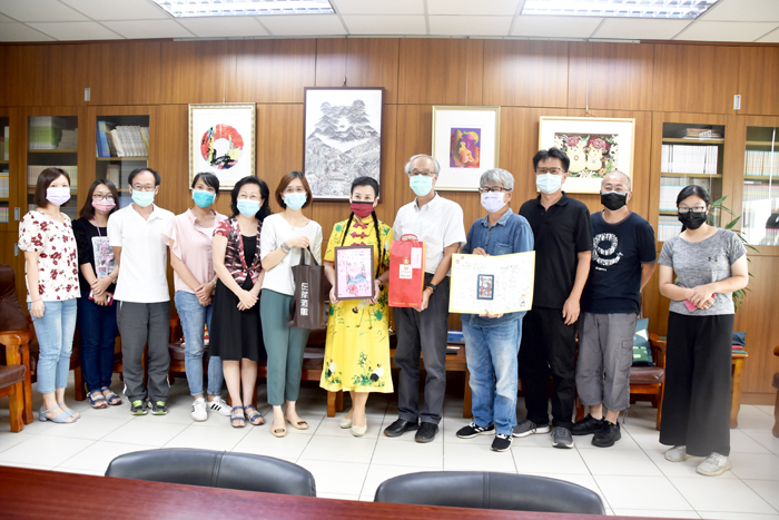 蔡琪秀即將退休，局長許正芳（右五）、副局長洪蘋萱（左六）及各科室主任等人齊為她送行。（詹宗翰攝）