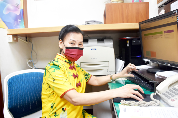 文化局員工蔡琪秀在單位服務48年，即將退休。見證過單位的數度改制更名及多達13任單位首長的更易。（詹宗翰攝）