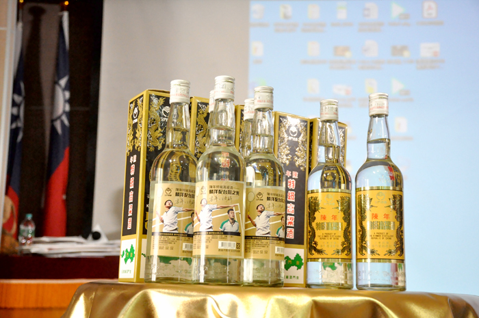 「麟洋紀念酒」中籤者每人限購一盒。(楊水詠攝)