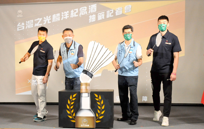 縣長楊鎮浯(左二)、金酒董事長黃怡凱(右二)與李洋(左一)及王齊麟(右一)共同抽出幸運者。(楊水詠攝)