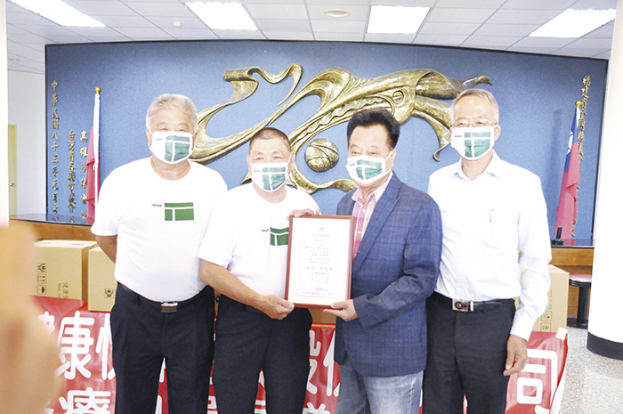 金門縣議長洪允典致贈感謝狀，對健康快樂生技捐贈口罩表示感佩及謝意。（楊水詠攝）