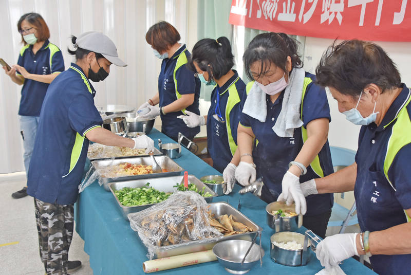 金沙鎮斗門社區照顧關懷據點自今日起開辦老人供餐，縣長楊鎮浯到場關心。（陳冠霖攝）