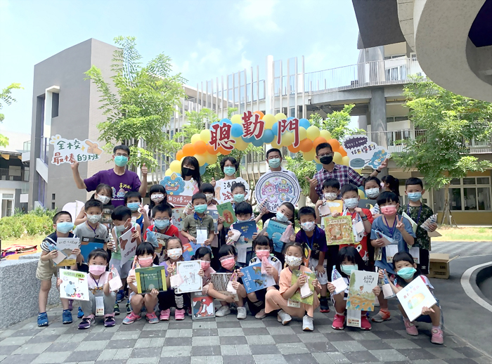 開學日,金湖國小安排小一新生過「聰勤門」。(陳冠霖攝)