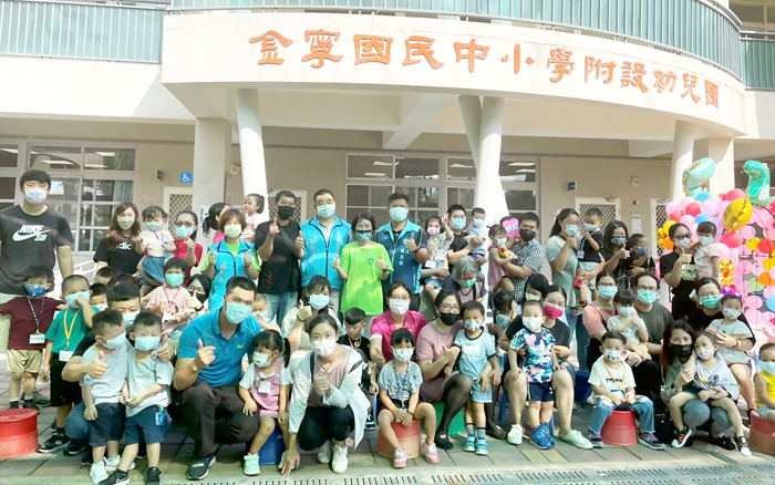 金寧鄉長楊忠俊、鄉民代表會主席莊振源、金寧中小學校長陳雅蘭與2歲專班、3歲小班的老師、學生、家長合影。(高凡淳攝)