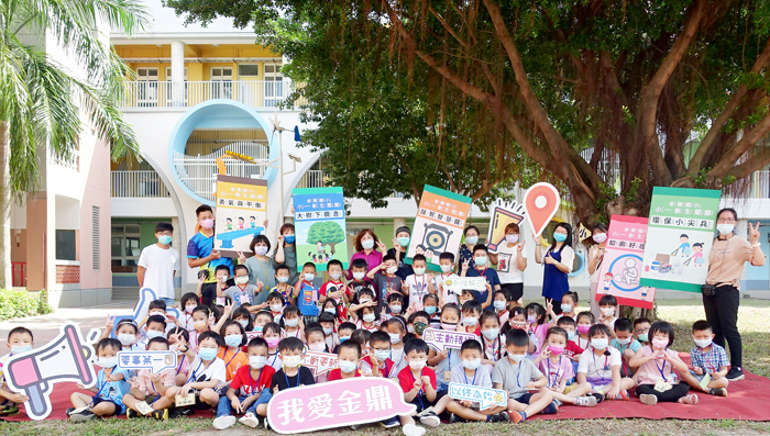 金鼎國小校長曾秀玲在大樹下為各位小朋友說書。(高凡淳攝)