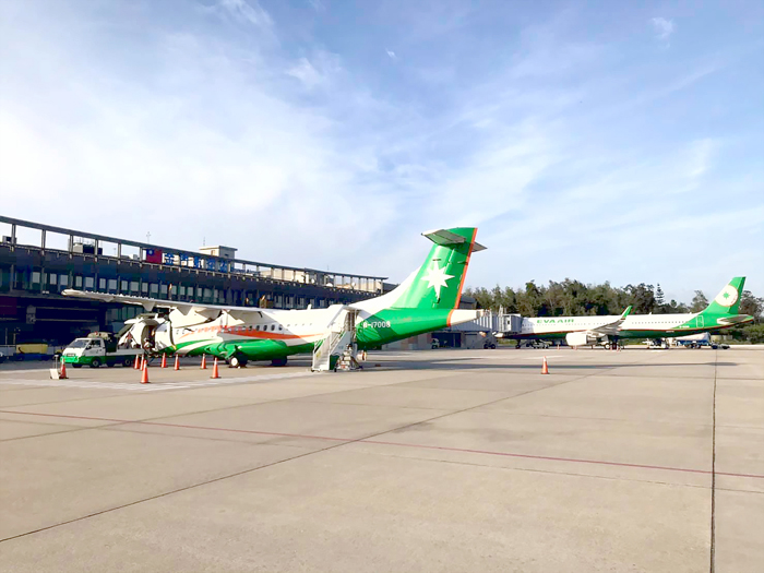 金門縣政府為應鄉親需求，積極協調台金空運班機增加運能。圖為立榮321及ATR機型。（觀光處提供）
