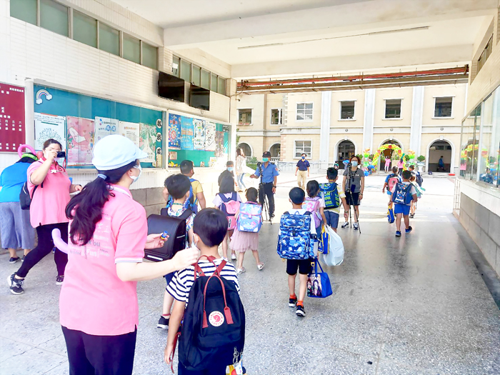 全縣昨開學日,自入校、始業式、午餐、潔牙操作皆遵守教育部防疫指引,使家長放心、學童安心回校。(教育處提供)