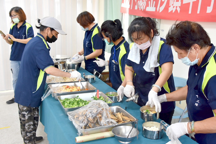 金沙鎮斗門社區照顧關懷據點昨起開辦老人供餐，縣長楊鎮浯到場關心。（陳冠霖攝）