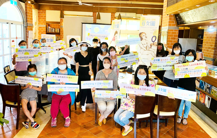 金門縣婦女福利服務中心「百女圖-當代女子一百貌圖（下）」金門特別專場座談會於荳咖啡室辦理，作者謝小浪第二度蒞金分享。（金門縣婦女福利服務中心提供）