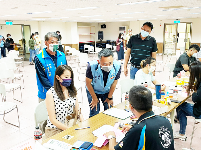 縣長楊鎮浯昨到金湖鎮公所視察紓困金申請作業流程，肯定公所動線安排及慰勉服務人員辛勞。（楊水詠、陳冠霖攝）