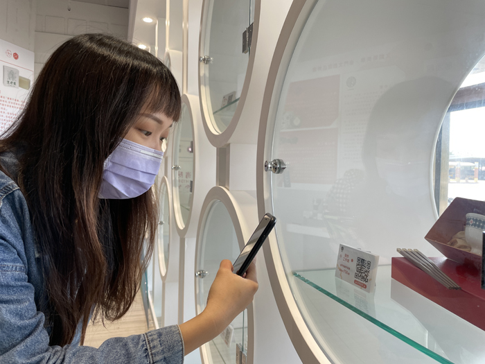 遊客只要用手機掃QR Code，就可得知展品資訊，並可線上購買。（觀光處提供）