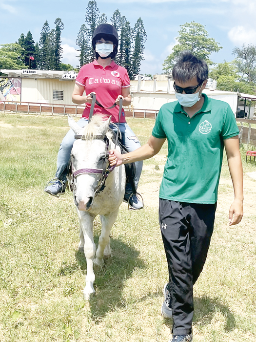 重現牧馬風光！金門縣畜產試驗所「馬匹騎乘體驗」自9月1日起於每週三、五、六、日推出，所長陳家輝、訓馬師陳德上等與團隊到場協助，傳授騎乘技術和馬匹習性等，民眾順利完成體驗並形容非常有趣。（陳麗妤攝）