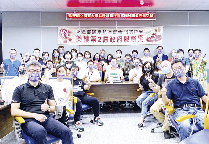 清華大學林世昌教授(後排坐中)率40位博碩士生抵金進行5天4夜的移地教學。(清大金門教育中心提供)