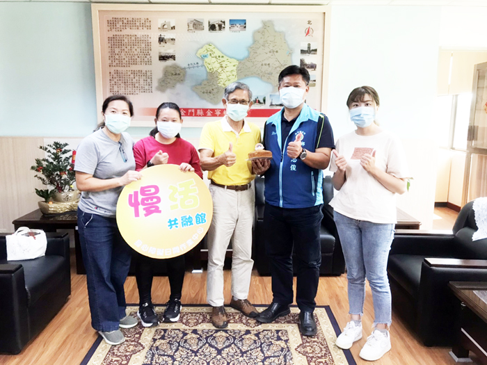 社團法人金門縣智善樂活服務協會理事長吳友欽率工作人員拜會金寧鄉長楊忠俊,雙方討論如何提供身心障礙者更好的服務。
(金寧鄉公所提供)