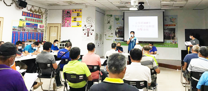 金寧鄉公所昨日召開社區發展協會幹部聯繫會報暨座談會,針對社區未來發展進行討論。(高凡淳攝)