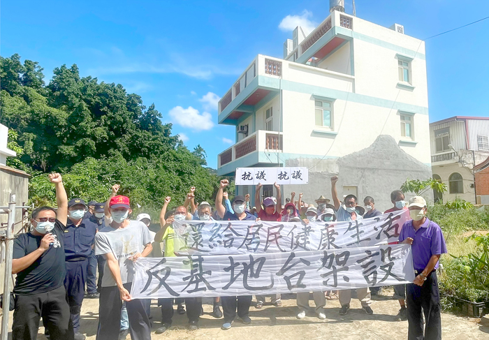 民眾拉起白布條抗議，希望基地台滾出何厝。（陳麗妤攝）