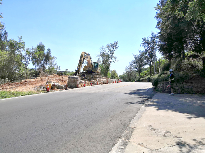 黃海路監理站路段道路拓寬工程正在進行中，湖警提醒用路人經過慢行。
（金湖分局提供）