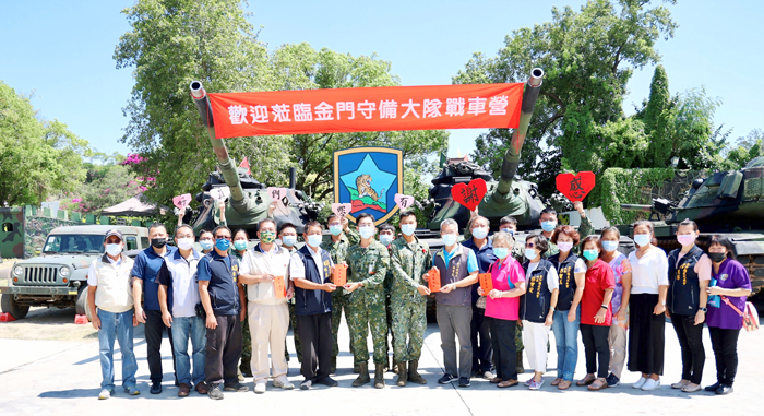 中秋佳節將屆，金沙鎮各界組成勞軍團，走訪金防部支援營、金門守備大隊戰車營、第九岸巡隊、金沙分駐所、金沙消防分隊慰勞軍警消，感謝大家堅守崗位守護民眾安全，並提前祝賀秋節快樂。（金沙鎮公所提供）