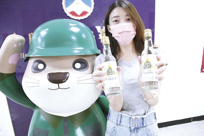 「完成任務獲好禮」的活動紀念酒一盒兩瓶,專屬「酒標」讓老兵更有歸屬感和榮譽。(縣府觀光處提供)