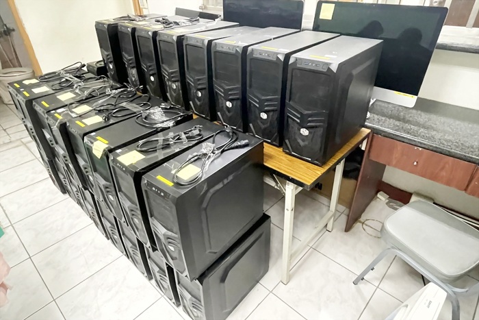 現場查扣電腦主機35台、筆電9台、手機12支等贓證物，以及流動資金估達750億元。（縣警局刑大提供）