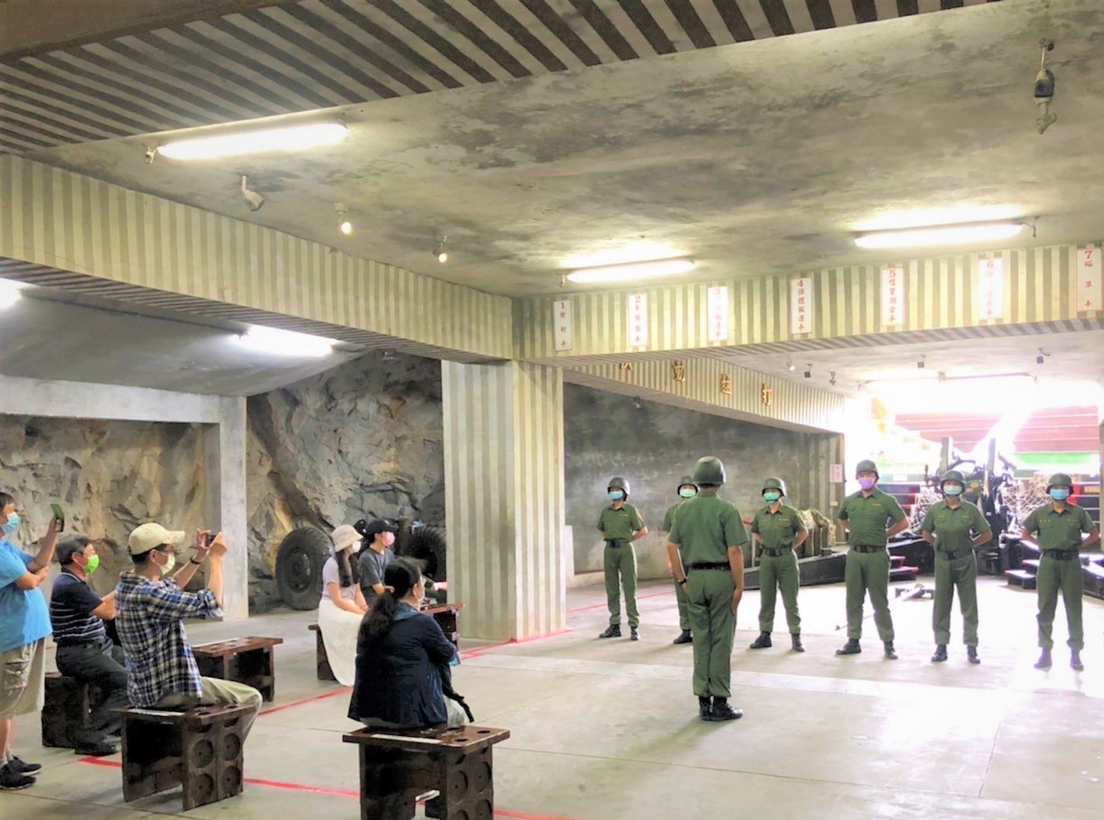 金門「獅山砲陣地」等知名旅遊景點室內外空間恢復開放參訪。(縣府提供)