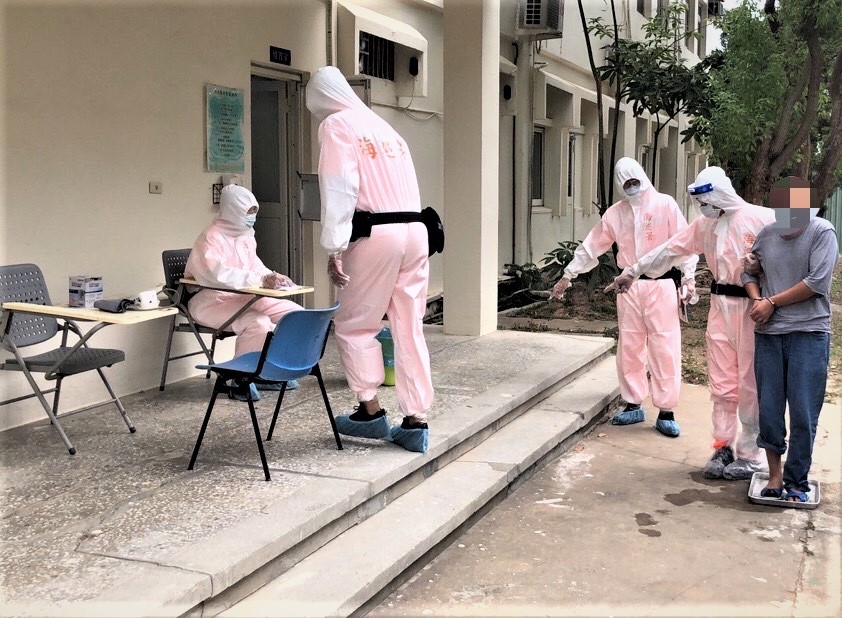 岸巡依照中央防疫規定,對該名偷渡客進行快篩和體溫量測。(岸巡隊提供)