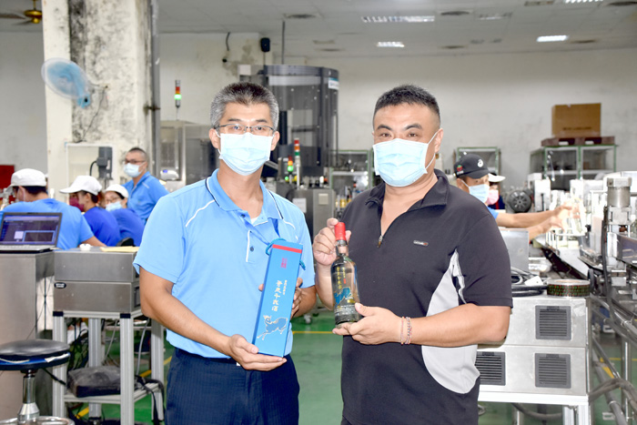 援用蒼鹿的高壽寓意,金城鎮公所特別訂做「蒼鹿千歲酒」,將於重陽節致贈給鎮內的長者。(詹宗翰攝)