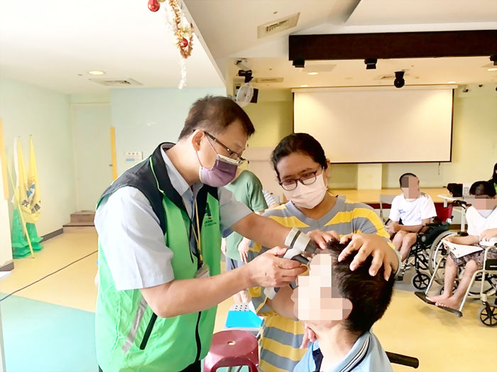 台北市立聯合醫院眼科部為金門福田家園院生進行視力檢查。
（北市聯醫團隊提供）