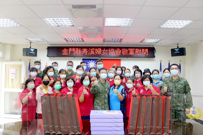 南區後備指揮部金門委顧團副團長許玉昭議員於中秋佳節前夕率青溪婦女協會五個鄉鎮姐妹，前往金門縣後備服務中心勞軍，贈送月餅，祝賀秋節。（許加泰攝）