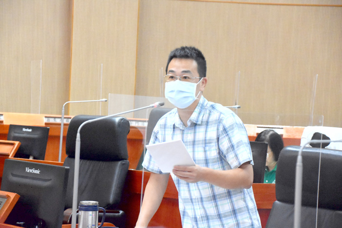 議員董森堡就審計室審核報告向縣長楊鎮浯提問，期望縣府於撙節之外尚能開源。（詹宗翰攝）