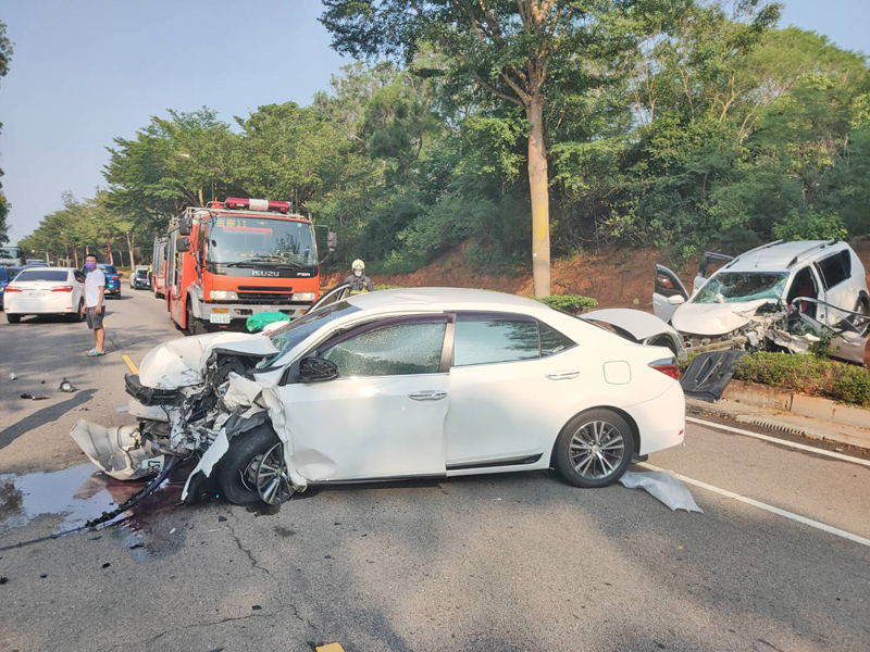 兩輛小客車發生車禍，車體嚴重毀損。（民眾提供）