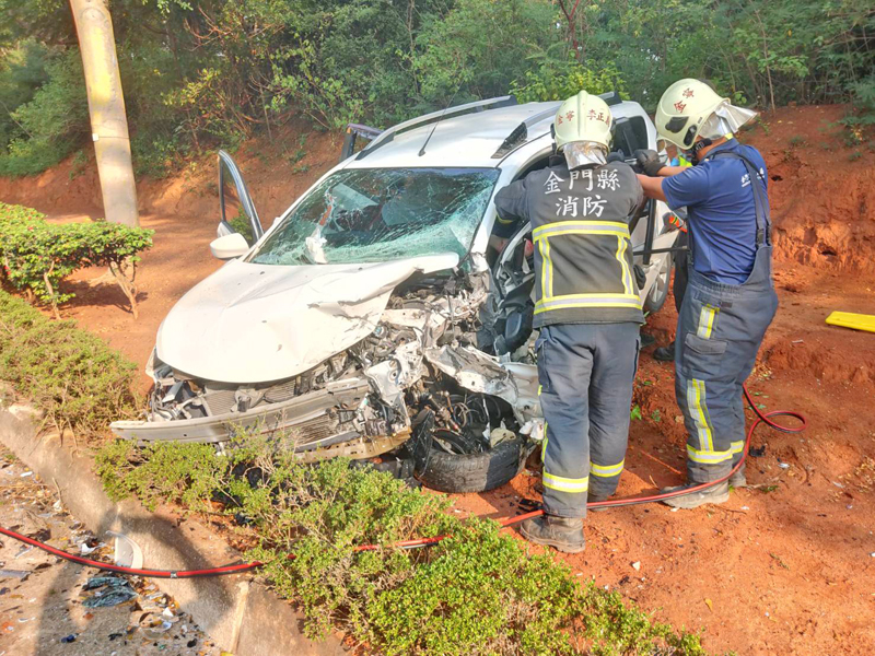 一名駕駛卡在車上，消防人員破壞車體將其救出。（民眾提供）